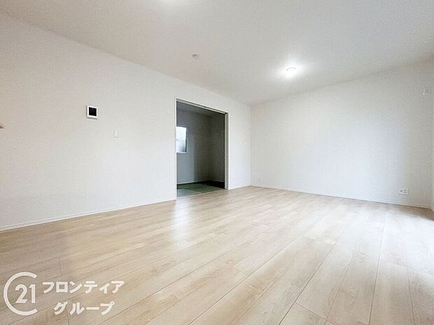 【リビング】フローリングは、日常生活で床材の受ける様々な傷や、温度・湿度変化によるひび割れの発生を大幅に抑える特殊加工を施工済みです!