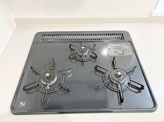 【その他設備】使いやすいコンロを完備したキッチンで、毎日の料理が楽しくなります。火力調整も簡単で、さまざまな料理に対応できます!