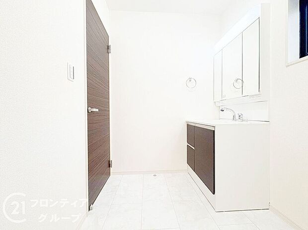 【洗面】洗練されたデザインの洗面スペースは、清潔感のある色合いと機能的な設計が魅力。朝の準備や夜のケアタイムも快適にこなせるとともに毎日を心地よく支えてくれます。