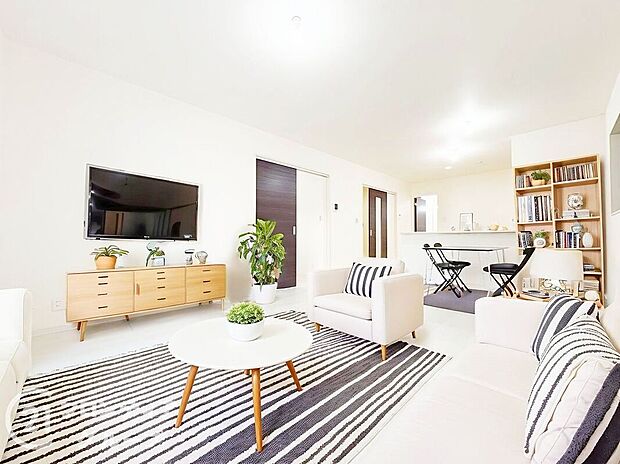 【リビング】【家具入りイメージ画像】リビングのフローリング材には、木目や色調など木材特有の風合いがあり、ナチュラルな美しさで、日々の生活に温もりを与えてくれます。