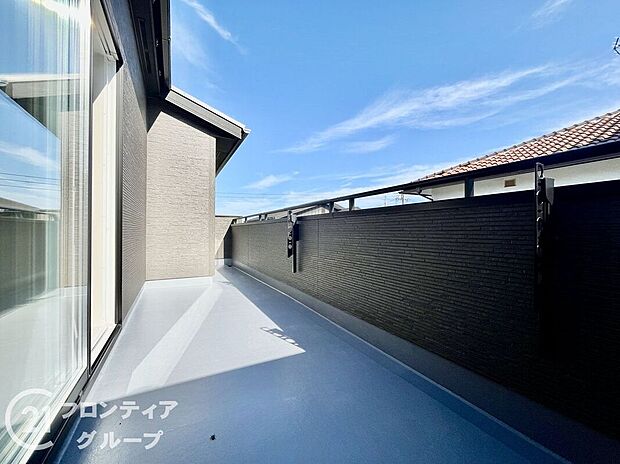 【バルコニー】開放感あふれる広々としたバルコニーは、テーブルやチェアを置いてくつろぎ空間としても活用可能。洗濯物もしっかり干せて、眺望や陽当たりも良好。ゆったりとした時間を過ごせる、ゆとりの魅力的なスペースです。