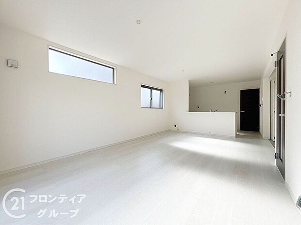 【リビング】リビングのフローリング材には、木目や色調など木材特有の風合いがあり、ナチュラルな美しさで、日々の生活に温もりを与えてくれます。