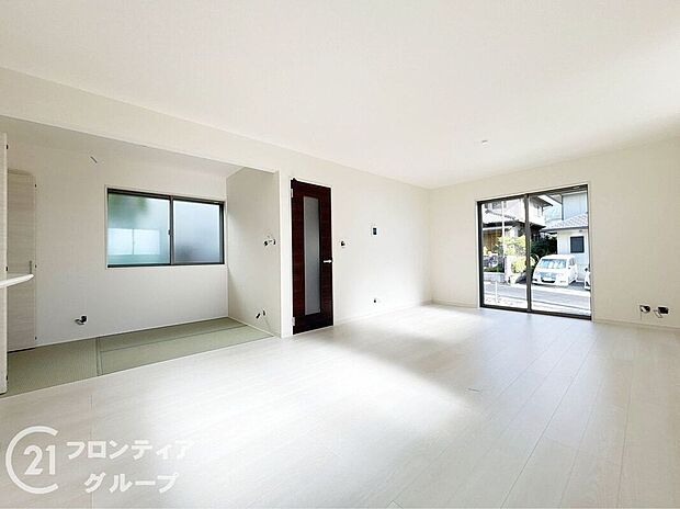 【リビング】LDKには大きな窓からたくさんの光が入り、明るく、開放的な空間を演出してくれます。お友達が遊びに来た時も自慢のリビングになりますね！