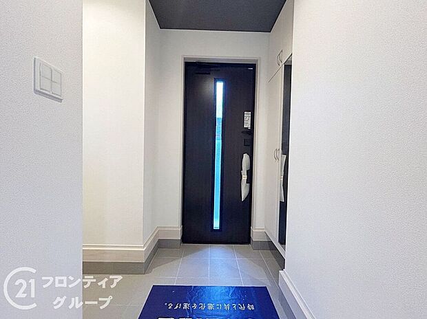 【玄関】素敵なデザインの玄関ドアは、断熱性に優れた省エネ仕様