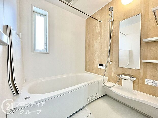 【バス】ゆったりとした浴槽と清潔感ある内装が魅力のバスルームで日々のバスタイムが快適に。。毎日の疲れを癒せるリラックス空間で、ご家族全員が快適に使える広さと使いやすさを兼ね備えています。