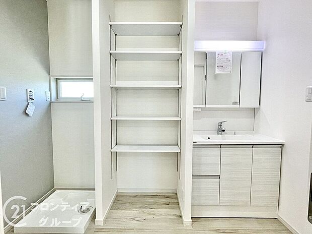 【洗面】家族のライフスタイルに寄り添う広々設計の洗面台は家事効率のよい配置です。毎日使う場所だからこそ、清潔感と実用性にこだわった空間が嬉しいですね。収納スペースも充実しており、さらに使いやすさが向上します。