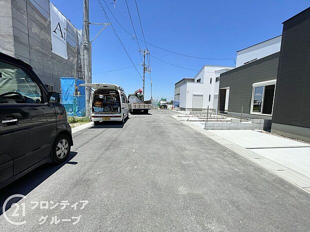 【前面道路含む外観】道路との段差が少なく、車の出し入れがしやすい前面環境。通行量も落ち着いており、騒音も少ないため、日常的に安心して過ごせる住まいです。お子様やご高齢の方にも優しい立地条件が整っています。