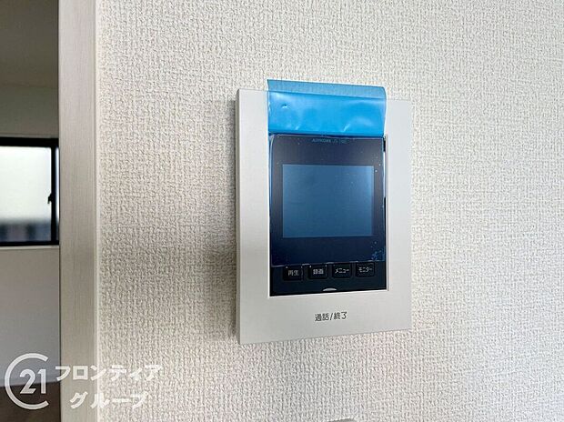 【防犯設備】ハンズフリー機能を備えたカラーモニターインターホンを採用！お料理中などで手が塞がっていても便利に応答可能です！夜間の映像確認機能もついていて、安心ですね！