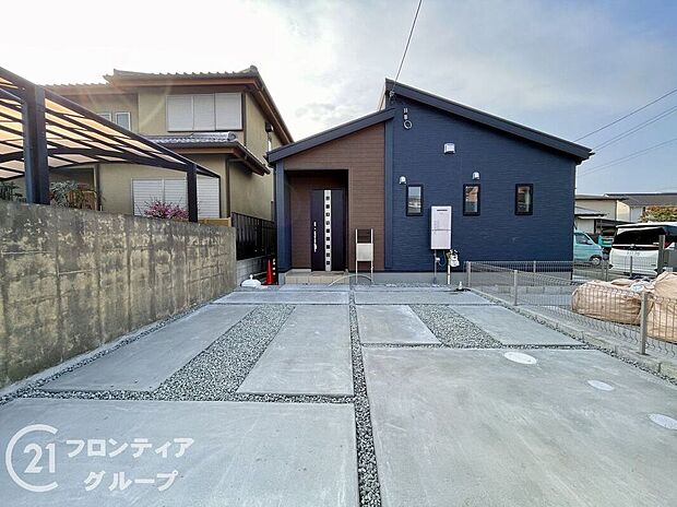 【駐車場】広々とした駐車場は、車の出し入れがスムーズで快適です。安心して利用できる環境が整っています。