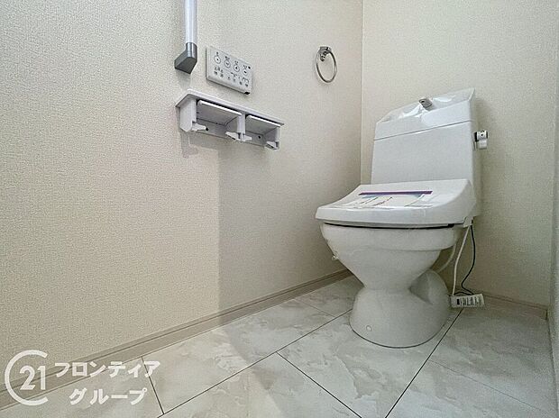 【トイレ】便器にふちがなく、汚れが隠れて見えない部分が極端に少なくなっており、お手入れも楽々！スピーディでパワフルな洗浄力を実現しています！