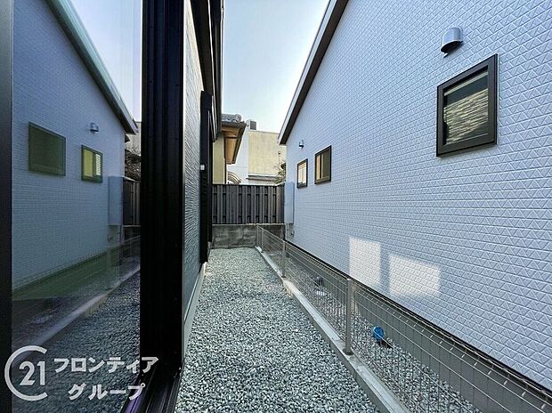 【バルコニー】日当たりの良いバルコニーは、お洗濯が多いときも安心！たくさん干してもカラっと乾きそうです！