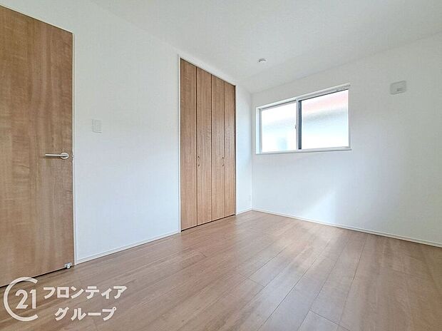 【寝室】寝室や子供部屋にぴったりなシンプル洋室でお部屋のコーディネートが楽しめますね。