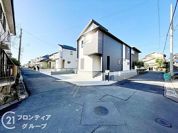 【前面道路含む外観】現地写真更新！現地ご案内とともに住宅ローンのご相談も承ります！実際の道路幅や雰囲気は、ぜひ一緒に現地で確認いたしましょう