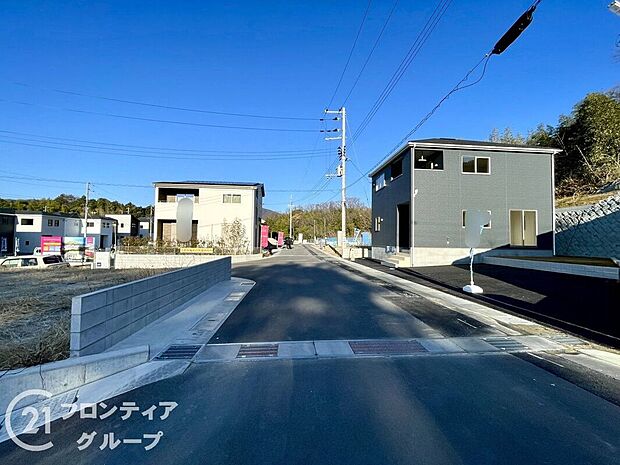 【前面道路含む外観】現地写真更新！現地ご案内とともに住宅ローンのご相談も承ります！実際の道路幅や雰囲気は、ぜひ一緒に現地で確認いたしましょう