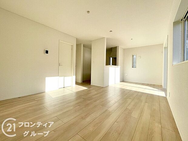 【リビング】LDKには大きな窓からたくさんの光が入り、明るく、開放的な空間を演出してくれます。お友達が遊びに来た時も自慢のリビングになりますね！