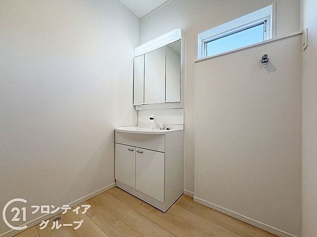 【洗面】小窓付きの洗面室は、毎朝心地よい光を運んでくれるので、すがすがしい気持ちで１日をスタートできます！