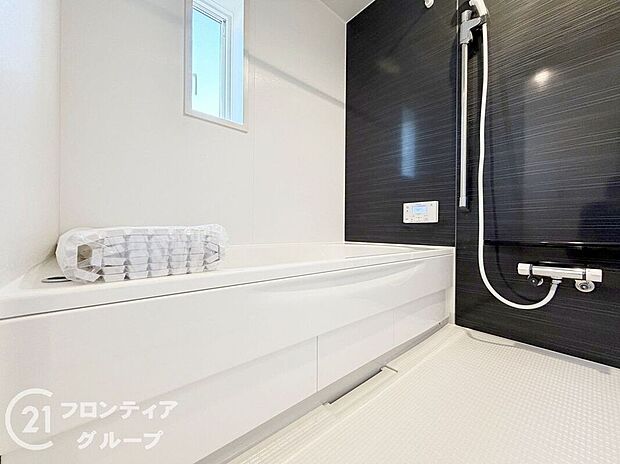 【バス】１坪以上の広々とした浴室には隠れた嬉しい設備がたっぷりついております。お掃除が楽にできたり、節水効果があったりと、バスタイムを快適にお過ごし頂けます！