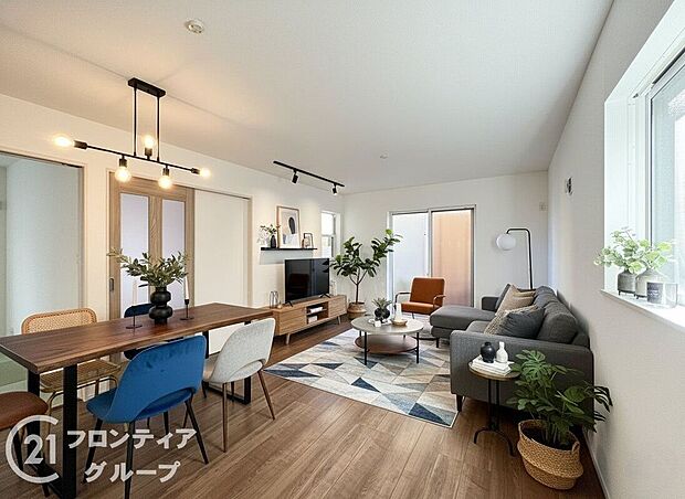 【リビング】【家具入りイメージ画像】シンプルで美しいデザインのリビングは、お好みのインテリアにコーディネイトしやすく、家族がやすらぐ癒しの空間が作れますね。