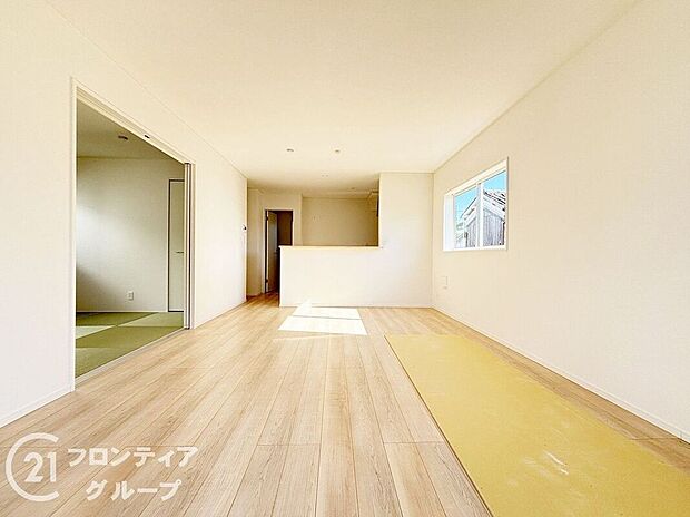 【リビング】LDKには大きな窓からたくさんの光が入り、明るく、開放的な空間を演出してくれます。お友達が遊びに来た時も自慢のリビングになりますね!