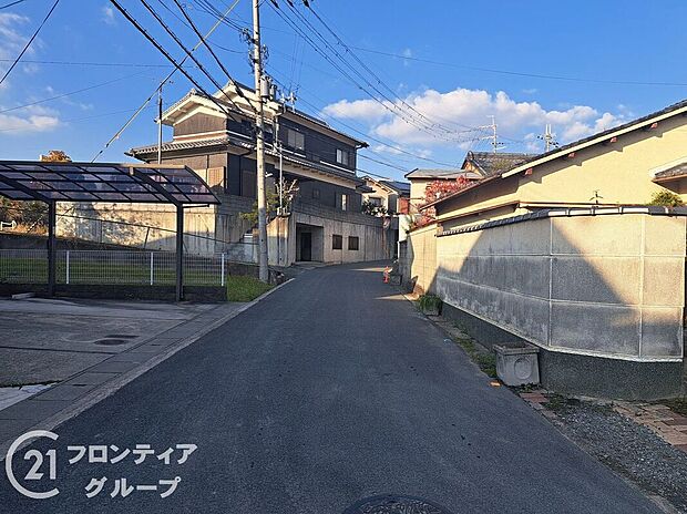 【前面道路含む外観】現地写真更新！充実したアフターサポートで安心！当社は誠実に、丁寧に、お客様一人ひとりに永く安心してお住まいいただけるようなお付き合いをさせていただきます
