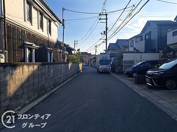 【前面道路含む外観】現地写真更新！現地ご案内とともに住宅ローンのご相談も承ります！実際の道路幅や雰囲気は、ぜひ一緒に現地で確認いたしましょう