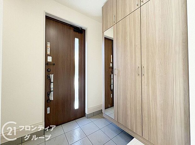 【玄関】素敵なデザインの玄関ドアは、断熱性に優れた省エネ仕様