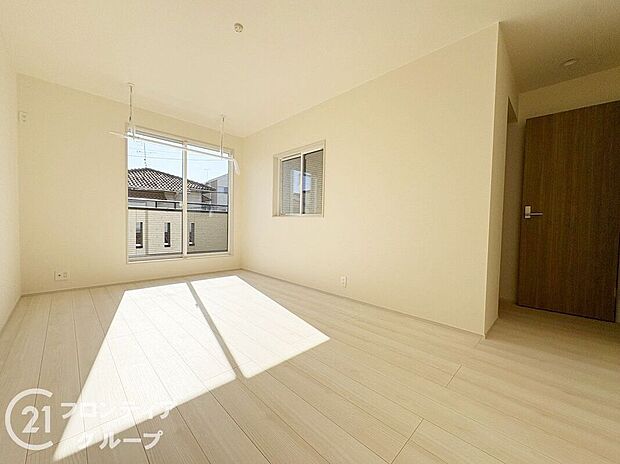 【寝室】こちらのお部屋はバルコニーに面しており、日当たり、通風ともに良好です！お布団などもサッと干せて便利ですね！