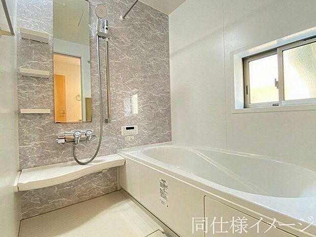 【同仕様画像 (バス)】\同仕様写真/温めたお湯の熱を逃しにくい断熱浴槽!半身浴がしやすいベンチ型形状なので、お子様との入浴や、さまざまな入浴スタイルに便利です!