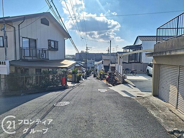 【前面道路含む外観】現地写真更新!現地ご案内とともに住宅ローンのご相談も承ります!実際の道路幅や雰囲気は、ぜひ一緒に現地で確認いたしましょう