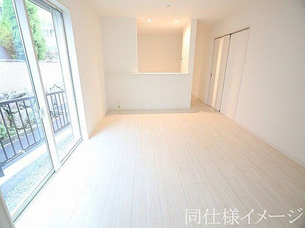 【同仕様画像　（リビング）】＼同仕様写真／高耐久でコストパフォーマンスに優れたフローリングを採用したリビングです！擦り傷やへこみ傷に強く、ワックスフリーでお手入れも簡単