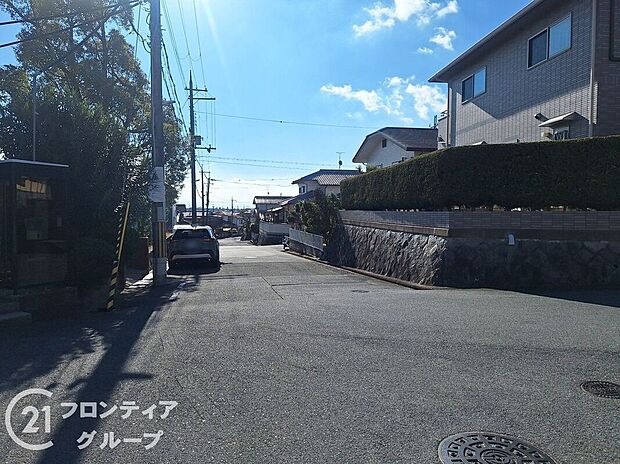 【前面道路含む外観】現地写真更新！充実したアフターサポートで安心！当社は誠実に、丁寧に、お客様一人ひとりに永く安心してお住まいいただけるようなお付き合いをさせていただきます