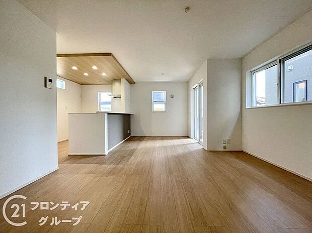 【リビング】フローリングにはキズの付きにくい特殊塗装を採用し、内装やドアの仕上げは、堂々とした木目で、木の温もりを感じながらお過ごしいただけますね。