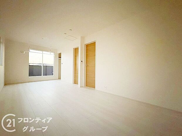 【寝室】こちらのお部屋はバルコニーに面しており、日当たり、通風ともに良好です！お布団などもサッと干せて便利ですね！