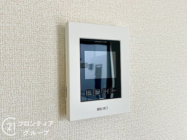 【防犯設備】ハンズフリー機能を備えたカラーモニターインターホンを採用！お料理中などで手が塞がっていても便利に応答可能です！夜間の映像確認機能もついていて、安心ですね！