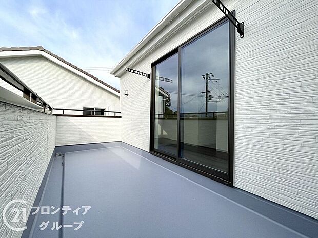 【バルコニー】日当たりの良いバルコニーは、お洗濯が多いときも安心！たくさん干してもカラっと乾きそうです！