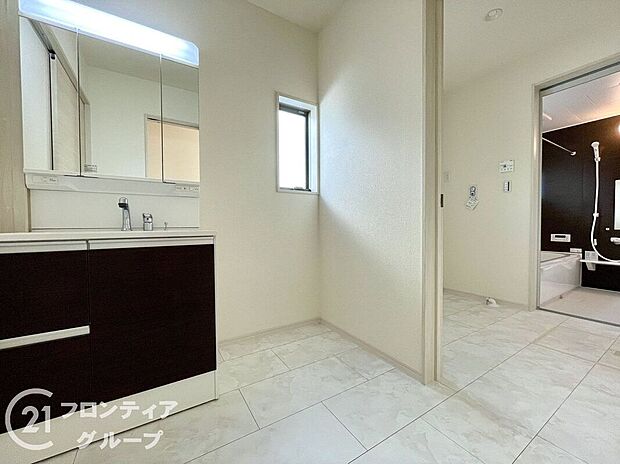 【洗面】曇り止めヒーター付きのミラーキャビネットを採用しております。ミラーの内側がすべて収納スペースになっているので、スタイリング剤や歯ブラシなどの収納に便利ですね。