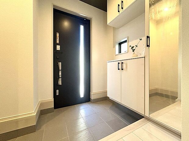 【玄関】素敵なデザインの玄関ドアは、断熱性に優れた省エネ仕様