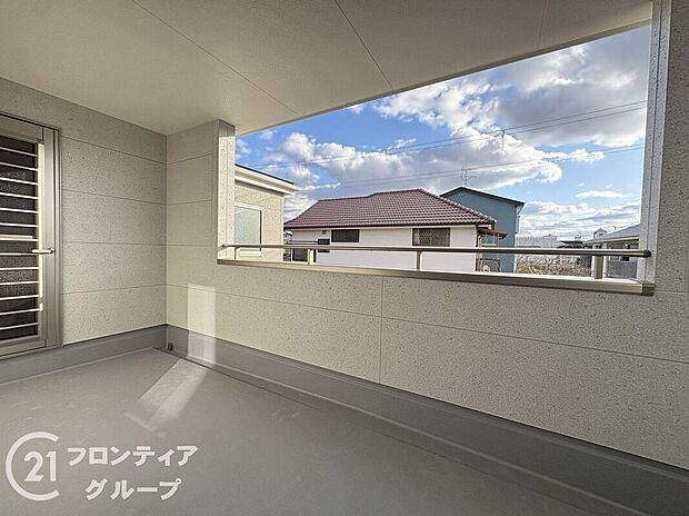 【バルコニー】日当たりの良いバルコニーは、お洗濯が多いときも安心!たくさん干してもカラっと乾きそうです!