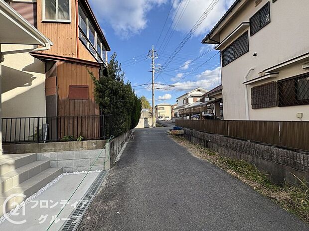 【前面道路含む外観】現地写真更新!現地ご案内とともに住宅ローンのご相談も承ります!実際の道路幅や雰囲気は、ぜひ一緒に現地で確認いたしましょう