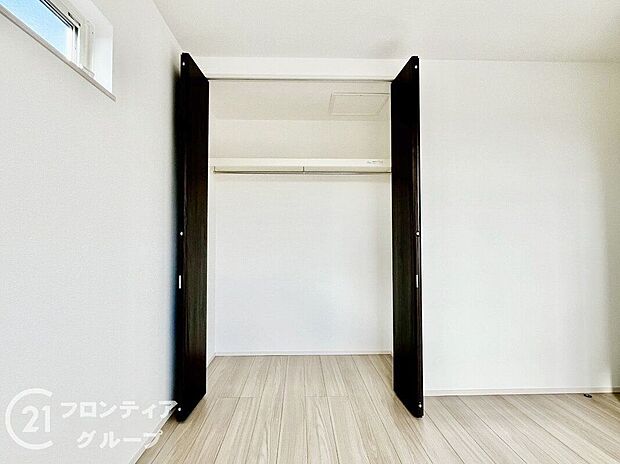 【室内】たっぷり収納できる押入は、季節物もすっきり片付けられます。大容量のスペースで、快適な生活をサポートします。