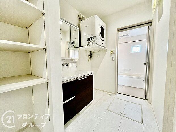 【洗面】ゆとりの洗面スペースで朝の身支度も快適スムーズに。3面鏡で髪のセットやお化粧もストレスなくこなせ、朝から気分良く通勤通学に向かえそうですね!鏡の裏にはたっぷりと収納スペースを標準装備