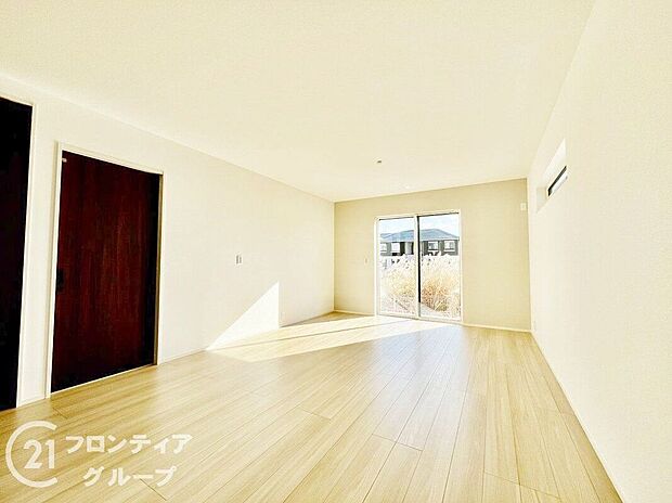 【リビング】大切なご家族が集まるからこそLDKはこだわりたい!休日はおひさまの光をたっぷりと取りこめるリビングでゆったりと過ごしませんか?子供たちが元気に笑いながら走り回っても十分な広さの空間です。