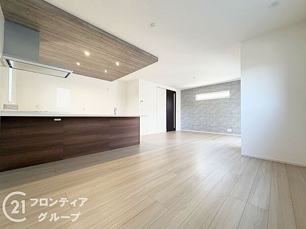 【リビング】広々としたリビングで、明るい日が差し込みます!