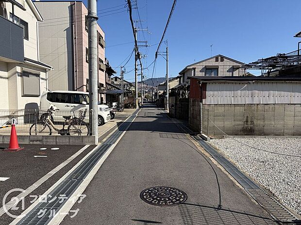 【前面道路含む外観】お家のご質問はお気軽にご相談下さい。