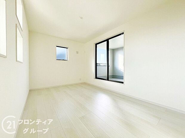 【寝室】室内はシンプルな仕様となっており、それぞれの好みに合わせたインテリアで、趣味に合わせてレイアウトしやすくなっております。