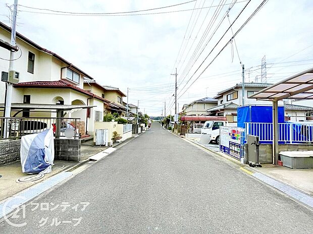 【前面道路含む外観】現地写真更新！現地ご案内とともに住宅ローンのご相談も承ります！当社は多数融資銀行の取扱いあり。お客様それぞれにピッタリの融資先をご提案♪【住宅ローン相談のみも大歓迎】