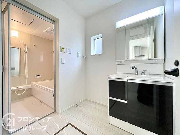 【洗面】収納たっぷりのキャビネットは、使いやすく清潔感のある洗面室に！