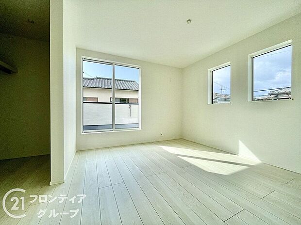 【寝室】こちらのお部屋はバルコニーに面しており、日当たり、通風ともに良好です！お布団などもサッと干せて便利ですね