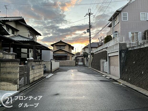 【前面道路含む外観】現地写真更新！充実したアフターサポートで安心！当社は誠実に、丁寧に、お客様一人ひとりに永く安心してお住まいいただけるようなお付き合いをさせていただきます