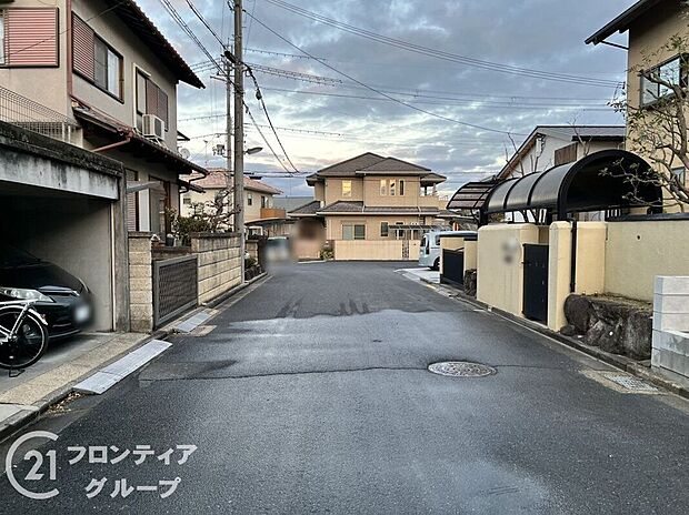 【前面道路含む外観】現地写真更新！現地ご案内とともに住宅ローンのご相談も承ります！実際の道路幅や雰囲気は、ぜひ一緒に現地で確認いたしましょう